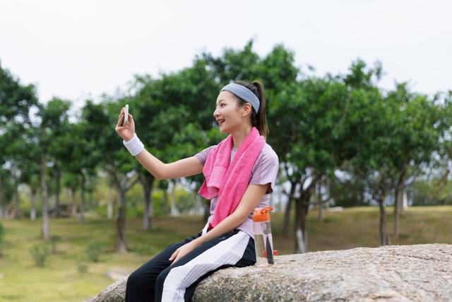 朋友圈多条动态合并了怎么发,朋友圈多条动态合并了怎么解决