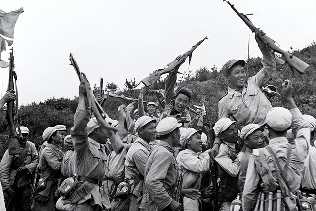 志愿军女文工团员被俘，军长命令警卫连：砸锅卖铁也要救回来