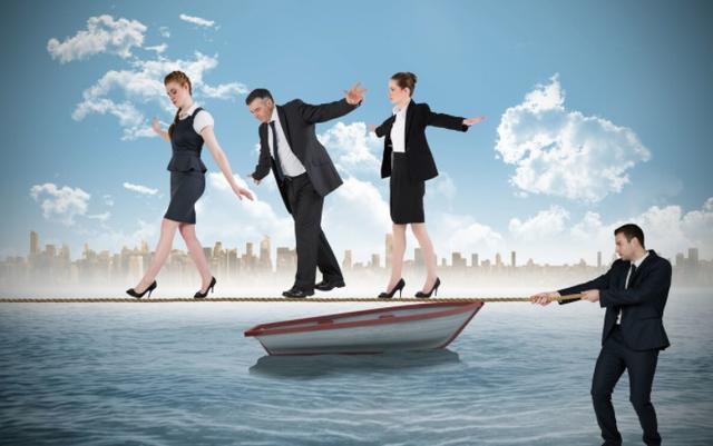 已婚男领导喜欢你又避嫌的表现，已婚男领导喜欢你又避嫌的表现是什么