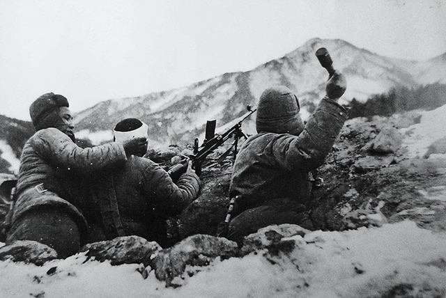 志愿军女文工团员被俘，军长命令警卫连：砸锅卖铁也要救回来