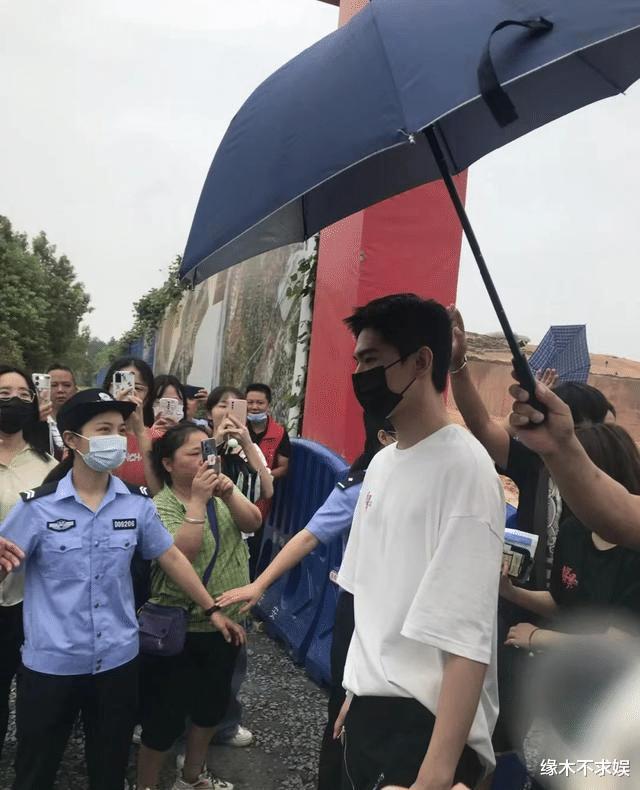 杨洋身高多少_真实，杨洋身高多少_真实身高