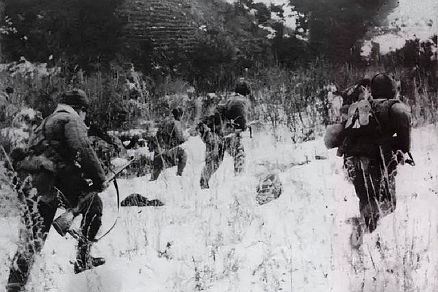 志愿军女文工团员被俘，军长命令警卫连：砸锅卖铁也要救回来