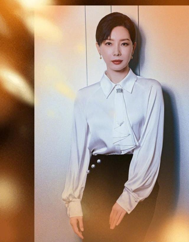 女人到了45岁，穿衣不要“扮嫩”！看陈数这样打扮，自然又高级