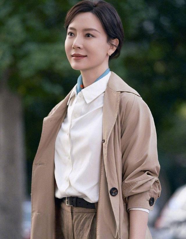 女人到了45岁，穿衣不要“扮嫩”！看陈数这样打扮，自然又高级