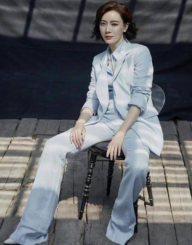 女人到了45岁，穿衣不要“扮嫩”！看陈数这样打扮，自然又高级