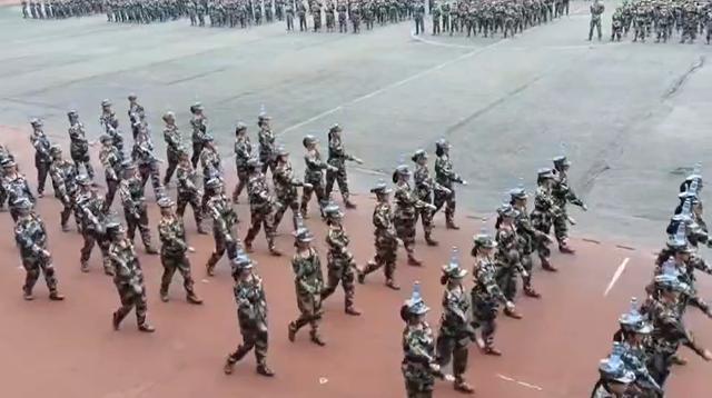 正步走的动作要领视频，齐步走换正步走的动作要领视频