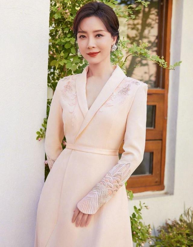 女人到了45岁，穿衣不要“扮嫩”！看陈数这样打扮，自然又高级