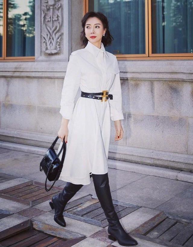 女人到了45岁，穿衣不要“扮嫩”！看陈数这样打扮，自然又高级