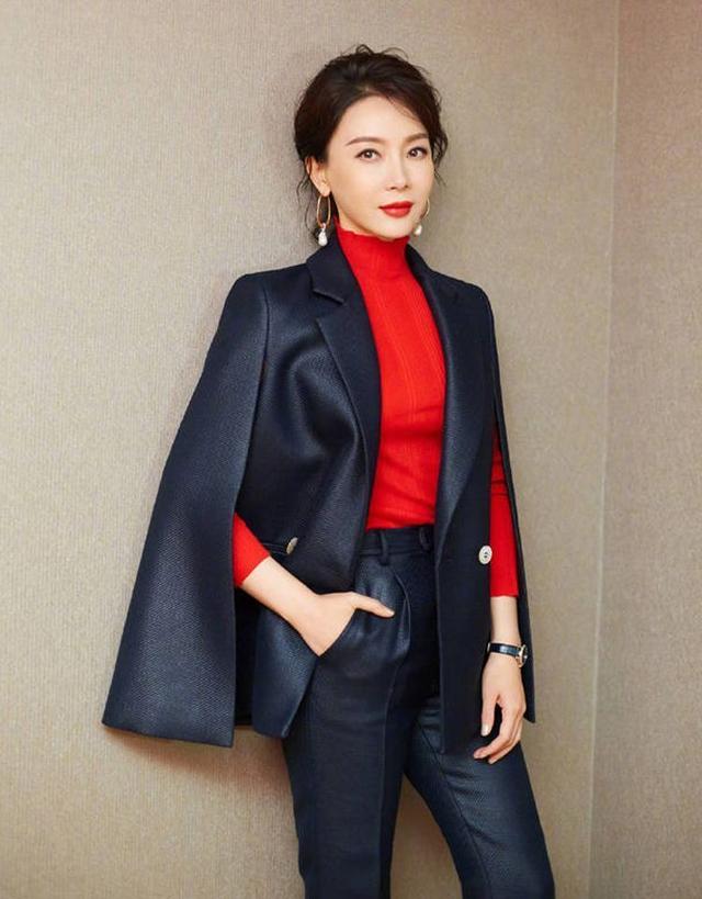 女人到了45岁，穿衣不要“扮嫩”！看陈数这样打扮，自然又高级