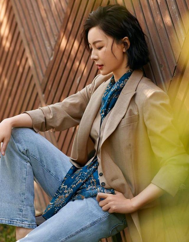 女人到了45岁，穿衣不要“扮嫩”！看陈数这样打扮，自然又高级