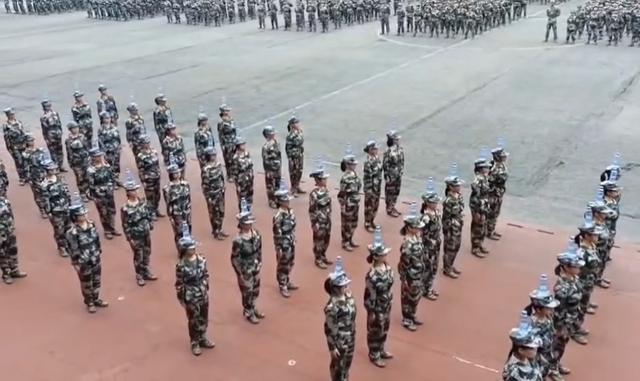 正步走的动作要领视频，齐步走换正步走的动作要领视频