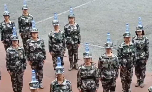 正步走的动作要领视频，齐步走换正步走的动作要领视频