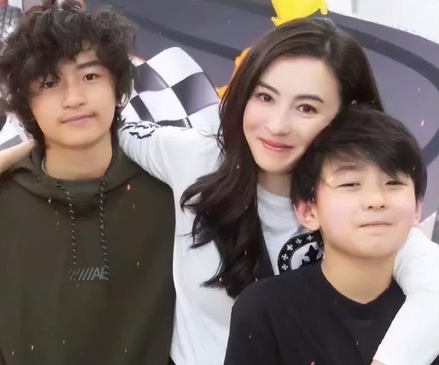 当年，照片事件后，张柏芝跪在公公谢贤面前那时实在是不懂事。