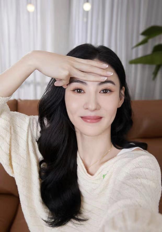 当年，照片事件后，张柏芝跪在公公谢贤面前那时实在是不懂事。