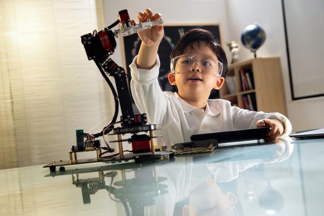 表扬孩子做家务的评语简短，表扬孩子做家务的评语简短几个字