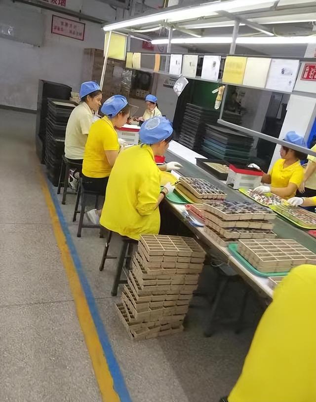 厂里一个人字念什么，一个人一个厂一个人读什么字