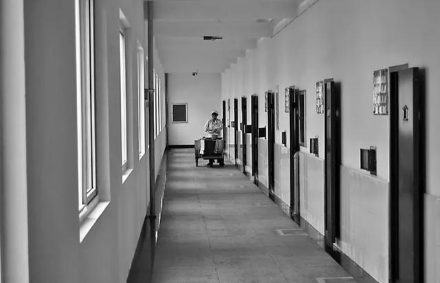 看守所犯人吃饭图片.有水喝吗，看守所犯人喝水用什么