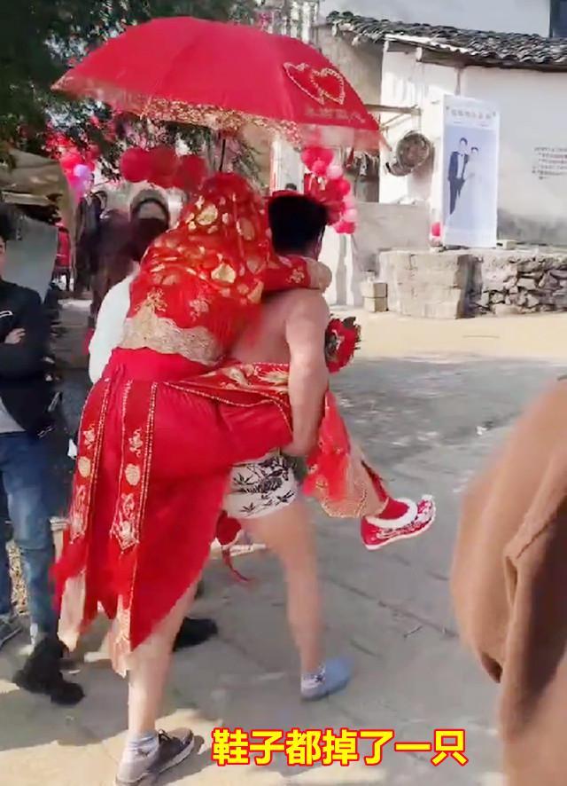 新郎婚礼扒皮新娘图片，新郎婚礼扒皮新娘图片大全