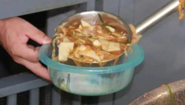 看守所犯人吃饭图片.有水喝吗，看守所犯人喝水用什么