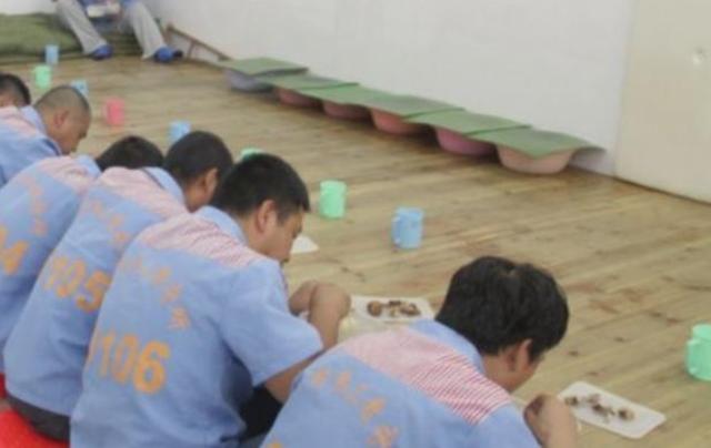 看守所犯人吃饭图片.有水喝吗，看守所犯人喝水用什么