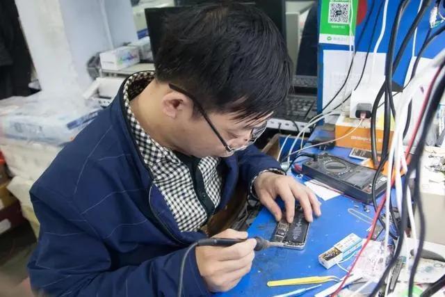 苹果手机充电显示红格不动开不了机,苹果手机充电显示红格不动开不了机怎么回事