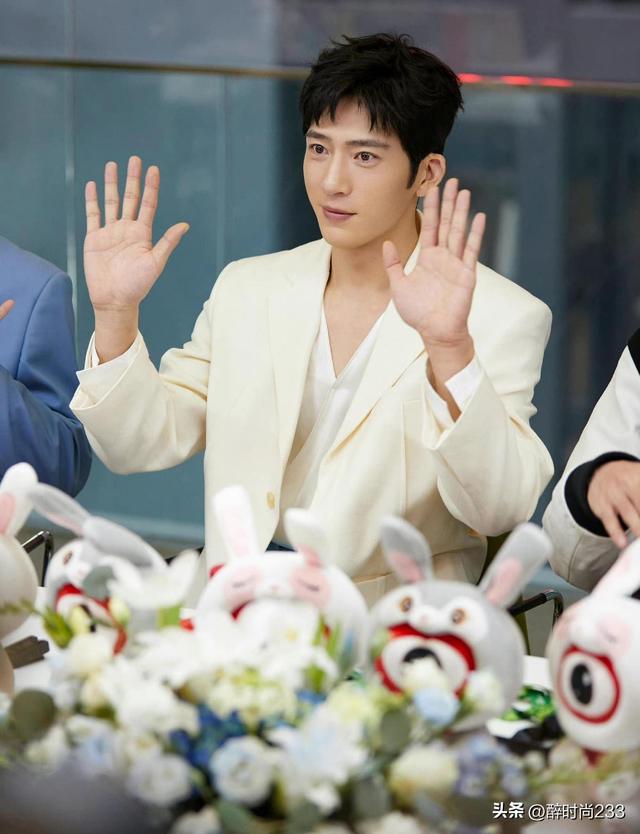 黑色西装搭配什么颜色的内搭好看,黑色西装搭配什么颜色的内搭好看女生