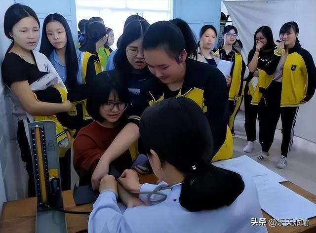 高考体检必须“脱衣服”？高三学生“羞红脸”，老师说出实情