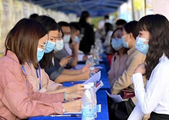 某国企招聘文员，要求五官端正身材好，理由是“需要接待领导”