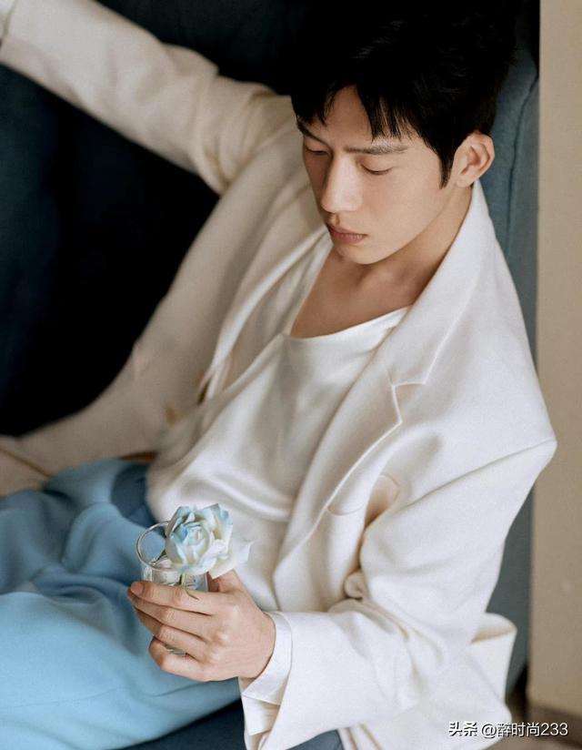 黑色西装搭配什么颜色的内搭好看,黑色西装搭配什么颜色的内搭好看女生