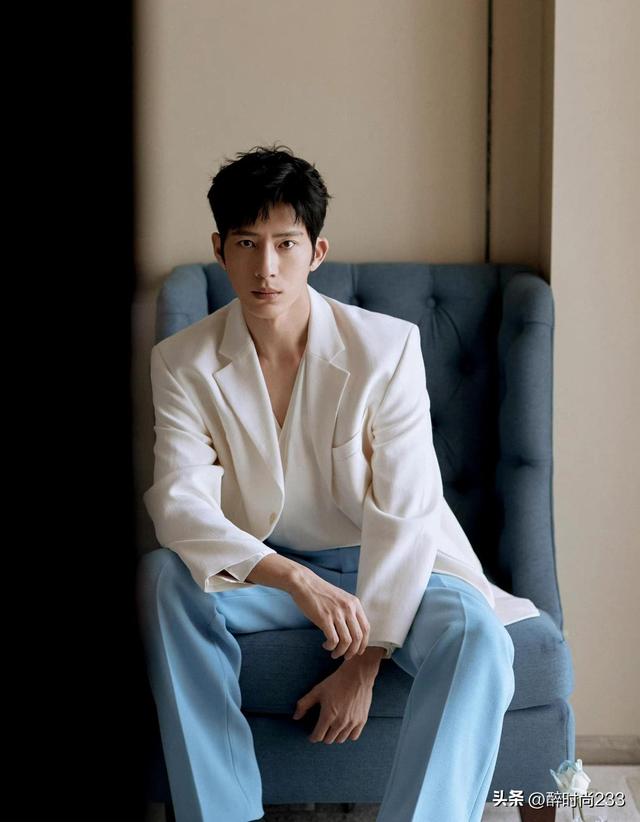 黑色西装搭配什么颜色的内搭好看,黑色西装搭配什么颜色的内搭好看女生