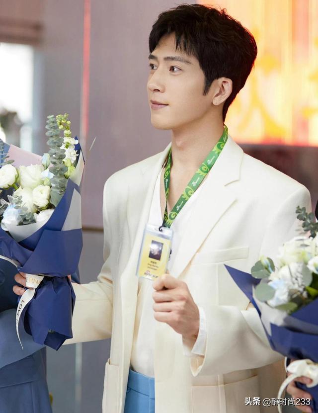 黑色西装搭配什么颜色的内搭好看,黑色西装搭配什么颜色的内搭好看女生