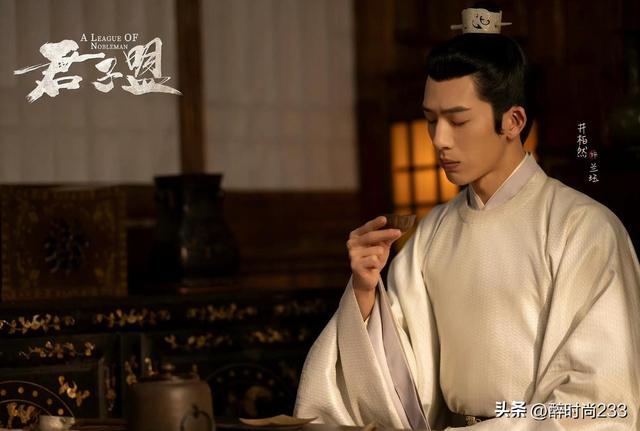 黑色西装搭配什么颜色的内搭好看,黑色西装搭配什么颜色的内搭好看女生