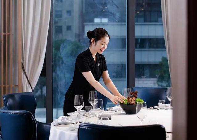 某国企招聘文员，要求五官端正身材好，理由是“需要接待领导”