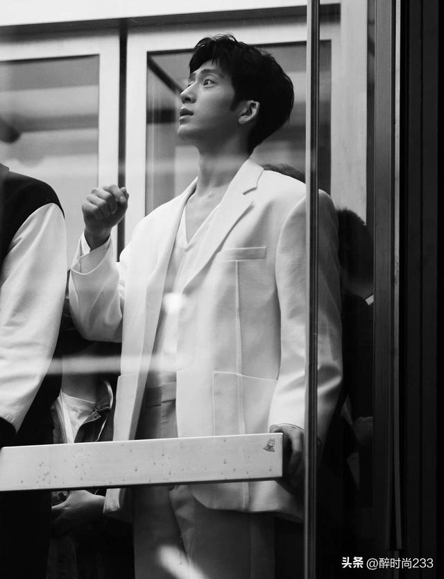 黑色西装搭配什么颜色的内搭好看,黑色西装搭配什么颜色的内搭好看女生