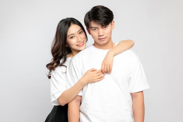 男生把女生的内裤和内衣都脱了,