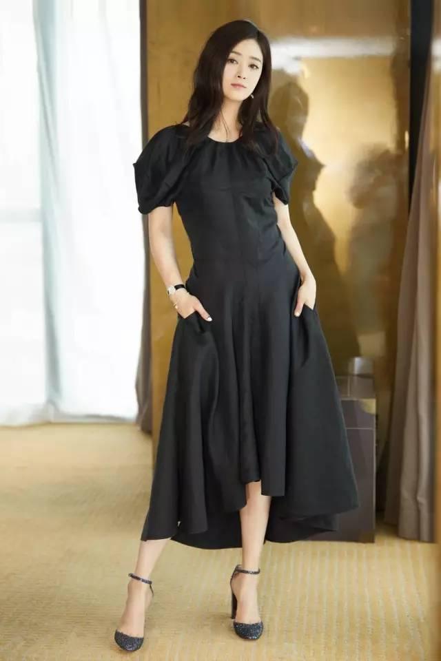 蒋欣抬头挺胸超自信！穿露背裙凹凸有致，肥臀细腰对比强烈太惊艳