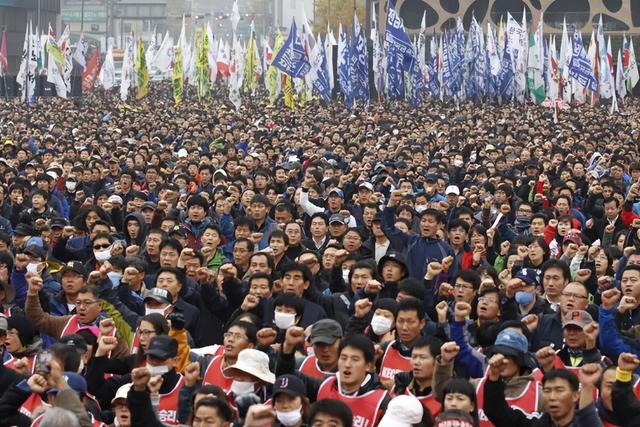 舔日舔出新高度！尹锡悦替日本战犯企业赔偿二战劳工，韩国炸锅了