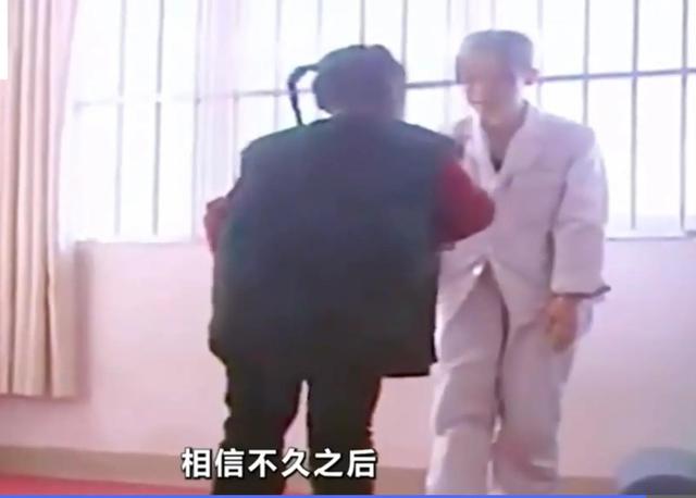 十一岁女孩为何被亲生父母用铁链捆绑八年之久