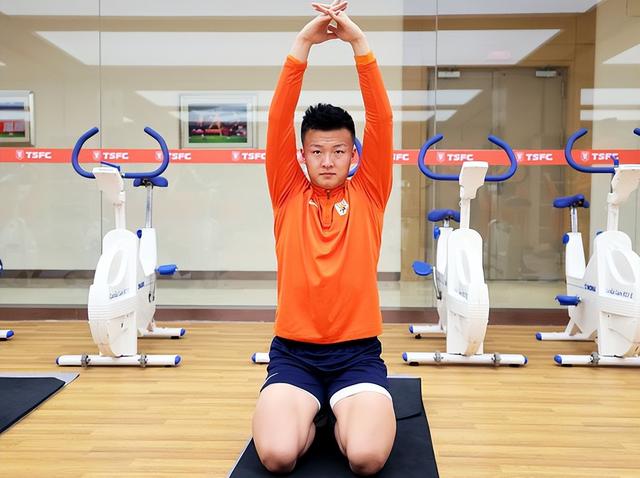 不戴胸罩内衣的瑜伽教练酷客,没有穿内搭内的瑜伽老师