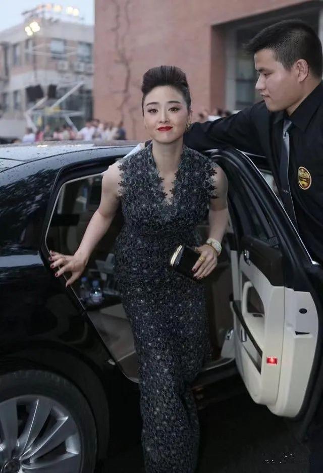 蒋欣抬头挺胸超自信！穿露背裙凹凸有致，肥臀细腰对比强烈太惊艳