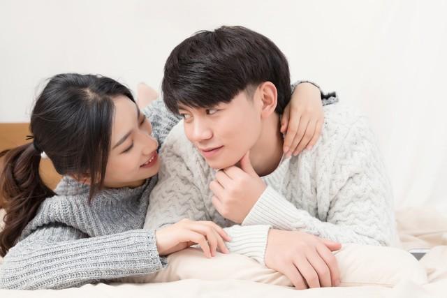 男生把女生的内裤和内衣都脱了,