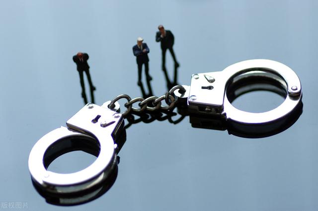 男同桌含着我的奶边摸边做动作,男同桌含着我的奶边摸边做动作小说