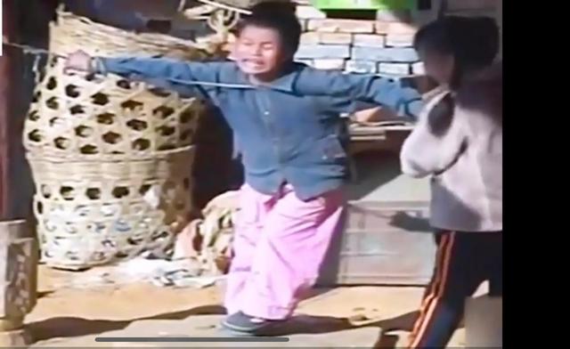 十一岁女孩为何被亲生父母用铁链捆绑八年之久