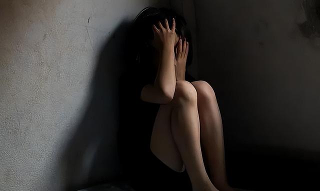 男同桌含着我的奶边摸边做动作,男同桌含着我的奶边摸边做动作小说