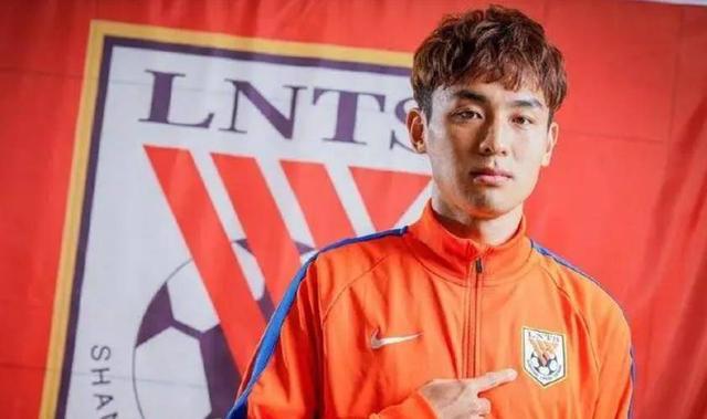 不戴胸罩内衣的瑜伽教练酷客,没有穿内搭内的瑜伽老师