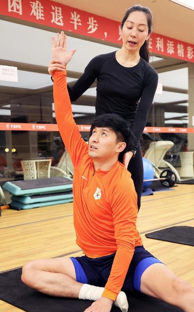 不戴胸罩内衣的瑜伽教练酷客,没有穿内搭内的瑜伽老师