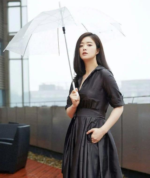 蒋欣抬头挺胸超自信！穿露背裙凹凸有致，肥臀细腰对比强烈太惊艳