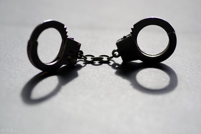 男同桌含着我的奶边摸边做动作,男同桌含着我的奶边摸边做动作小说