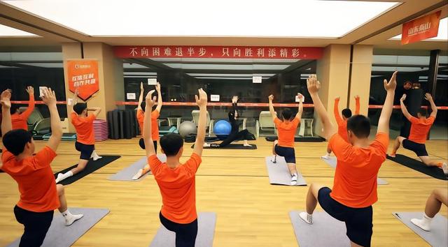 不戴胸罩内衣的瑜伽教练酷客,没有穿内搭内的瑜伽老师