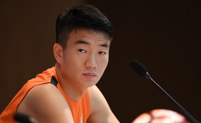 不戴胸罩内衣的瑜伽教练酷客,没有穿内搭内的瑜伽老师